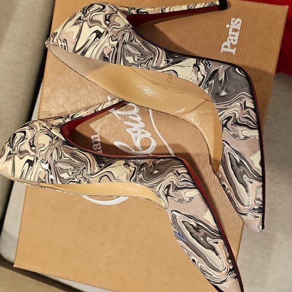 Christian Louboutin - Picture 8 of 10